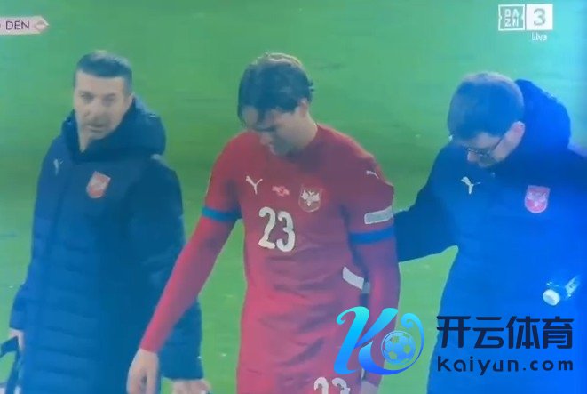 记者：弗拉霍维奇伤退，医师将在以前几小时内对其情况进行评估